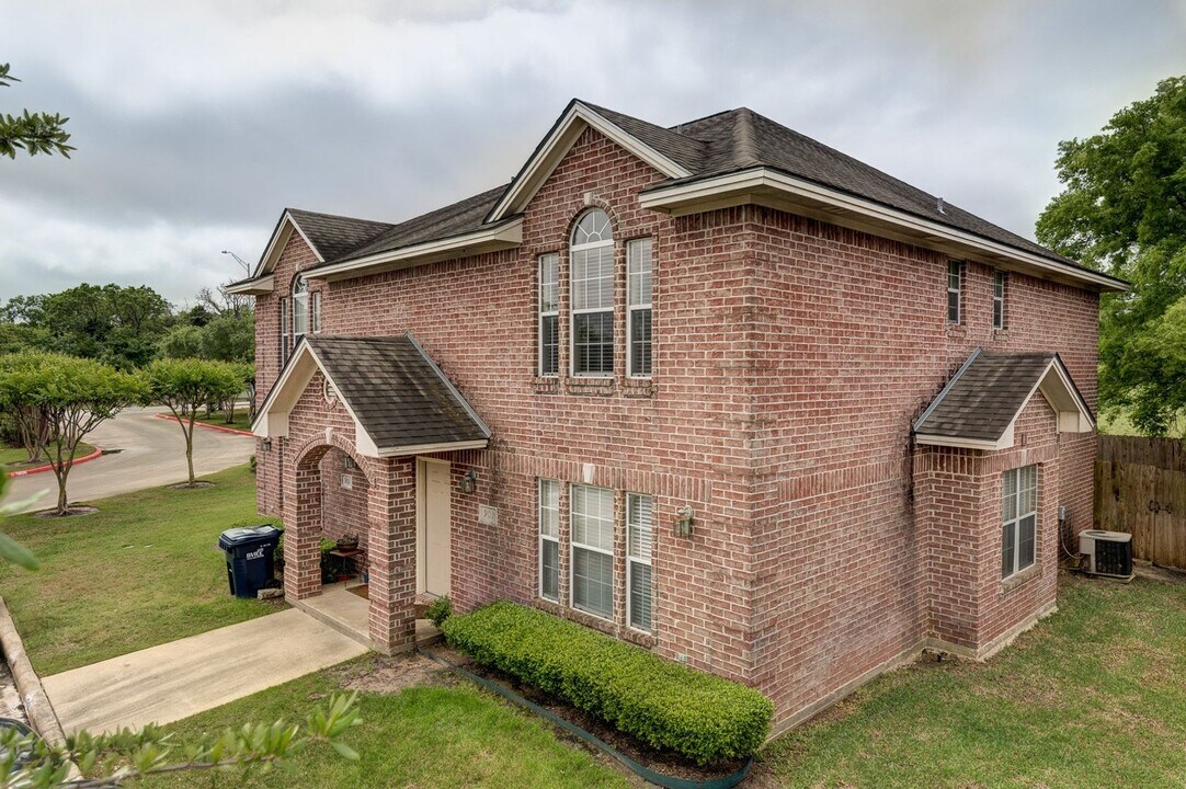 Beautiful 4 Bed, 4.5 Bath Minutes from Cam in College Station, TX - Building Photo