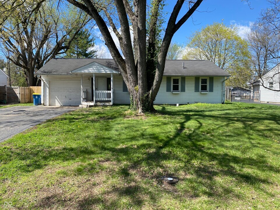 1036 E Auman Dr in Carmel, IN - Building Photo