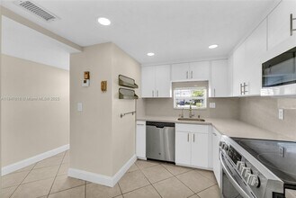 681 S Hollybrook Dr in Pembroke Pines, FL - Building Photo - Building Photo
