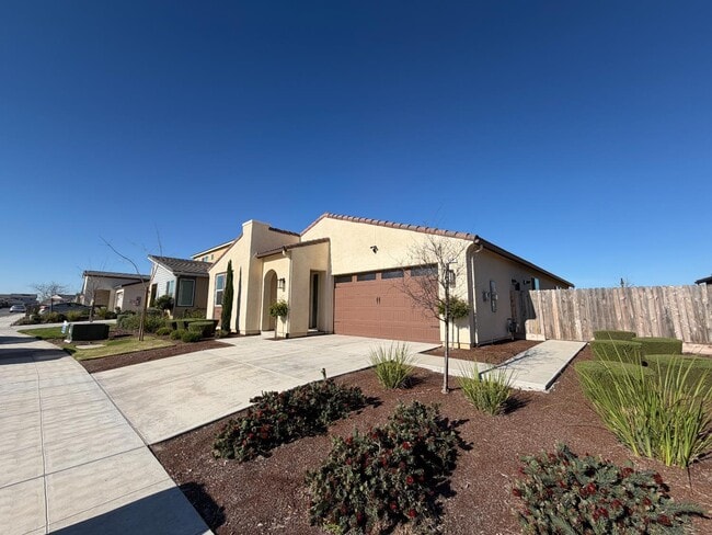 660 Atlantica Dr S in Madera, CA - Building Photo - Building Photo