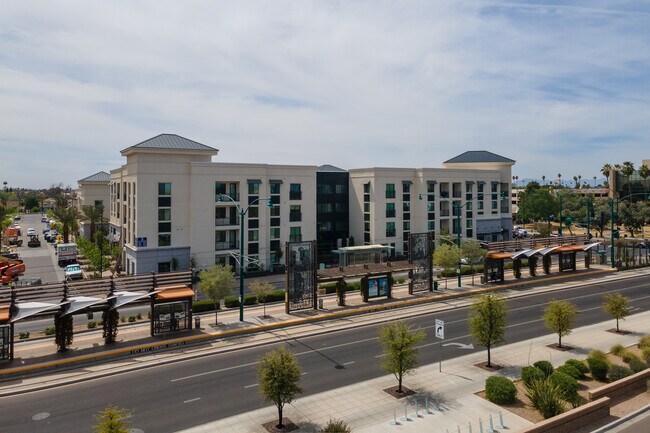 The Grove on Main Townhomes in Mesa, AZ - Foto de edificio - Building Photo