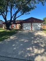 420 Fox Dr in Saginaw, TX - Building Photo