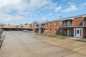Colony Club in Bedford, OH - Foto de edificio - Building Photo