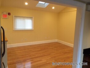 208 Holland St, Unit 2 in Somerville, MA - Building Photo - Building Photo