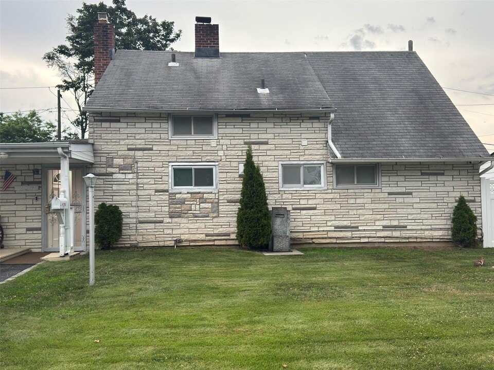 7 Astronomy Ln in Levittown, NY - Building Photo