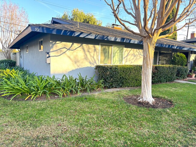 1107 W Memory Ln in Santa Ana, CA - Building Photo - Building Photo