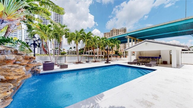 19140 N Bay Rd in Sunny Isles Beach, FL - Building Photo - Building Photo