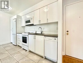 990 Avenue Rd in Toronto, ON - Building Photo - Building Photo