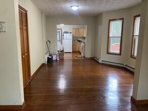 64 Paris St, Unit 1 in Medford, MA - Foto de edificio - Building Photo