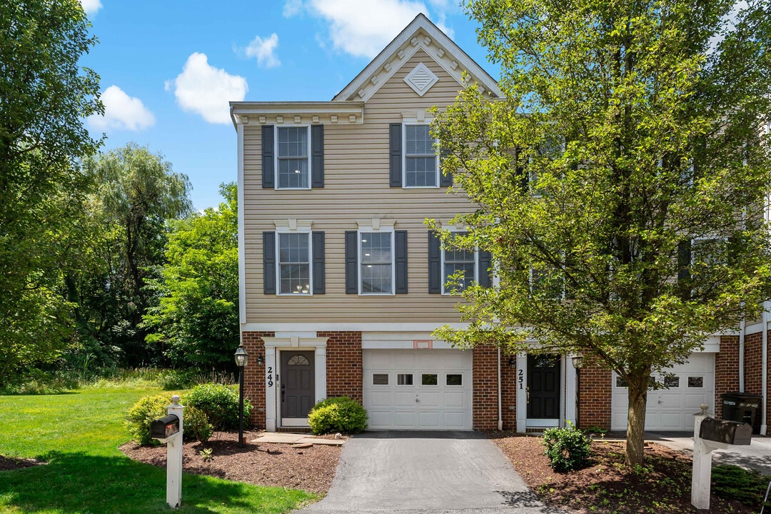 249 Persimmon Ln in Canonsburg, PA - Building Photo