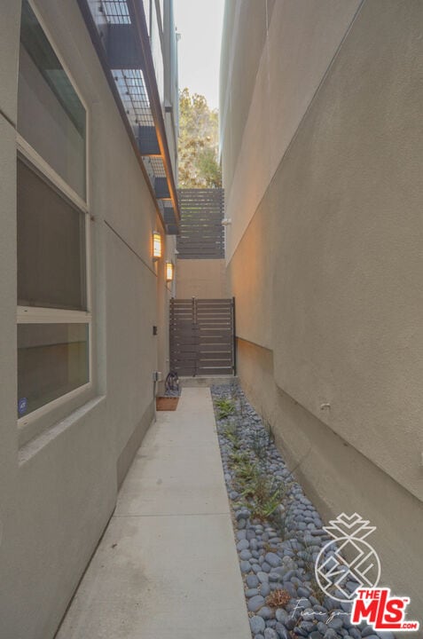 6752 Gill Way in Los Angeles, CA - Building Photo - Building Photo