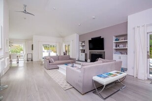 15 Jonathan Dr in East Hampton, NY - Building Photo