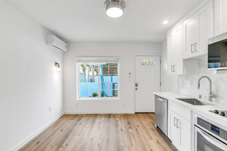 24 Breeze Ave in Venice, CA - Building Photo - Building Photo