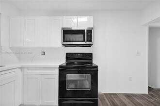 2435 Plunkett St in Hollywood, FL - Foto de edificio - Building Photo