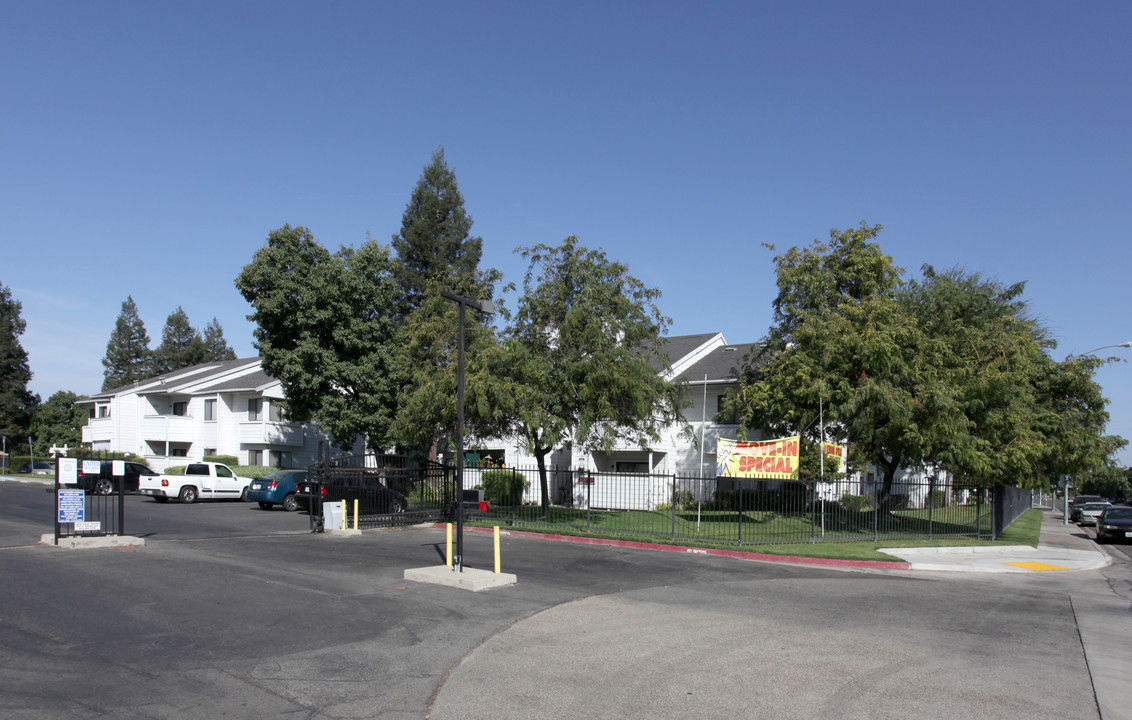 Willow Ridge in Clovis, CA - Building Photo