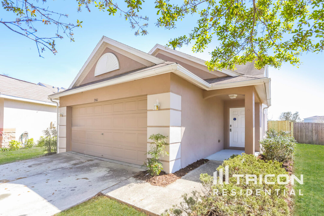 7561 Oxford Garden Cir in Apollo Beach, FL - Building Photo