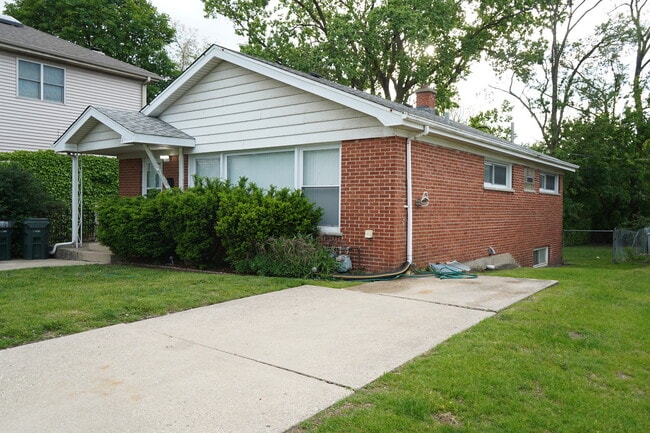 8660 Frontage Rd in Morton Grove, IL - Building Photo - Building Photo