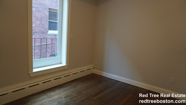1712 Beacon St, Unit 1 in Brookline, MA - Building Photo - Building Photo