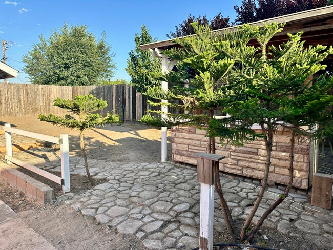 375 E Worth Ave in Porterville, CA - Building Photo - Building Photo