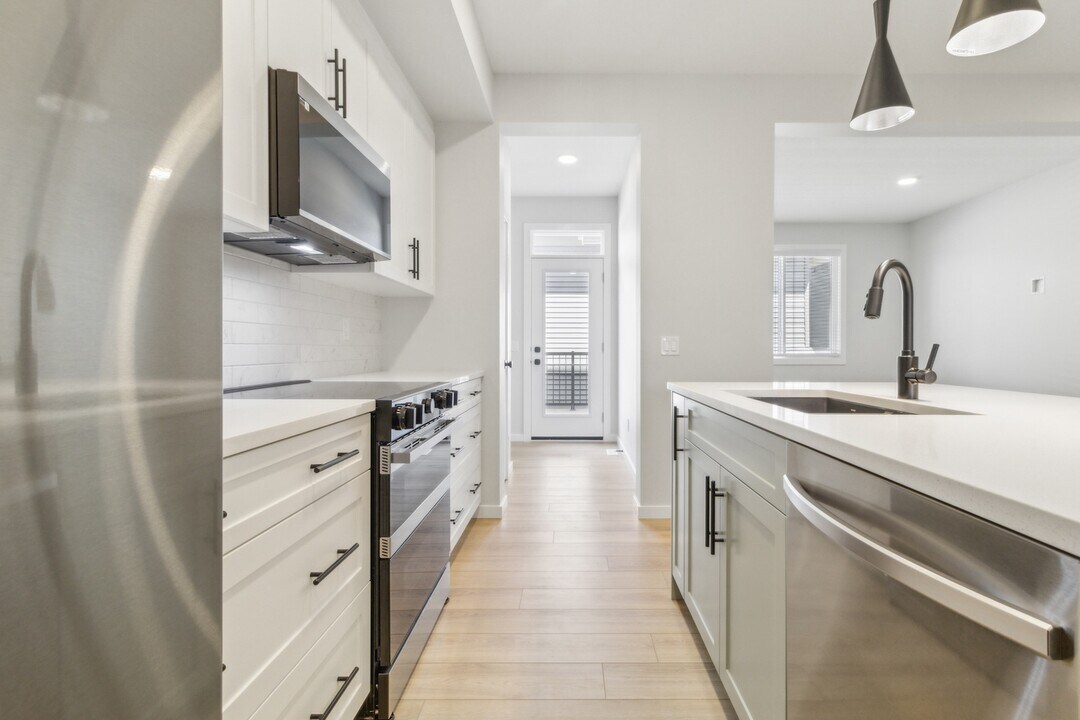20939-20925 25 Ave NW in Edmonton, AB - Building Photo