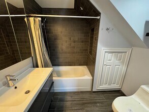 8 Cross St E, Unit 1 in Somerville, MA - Foto de edificio - Building Photo