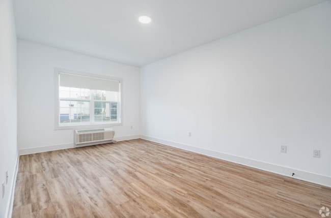 21 Lakeside Ave in Pompton Lakes, NJ - Foto de edificio - Building Photo