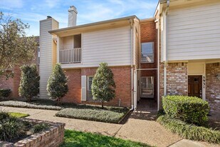 5933 Woodway Place Ct in Houston, TX - Building Photo