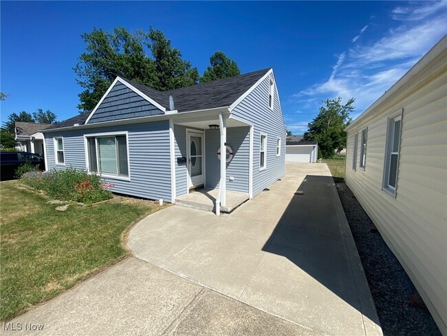 29520 Cresthaven Dr in Willowick, OH - Building Photo - Building Photo