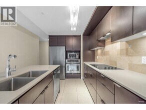 1320 Chesterfield Ave in North Vancouver, BC - Building Photo - Building Photo