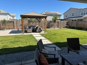 8445 Kevin Whiteley Dr in Elk Grove, CA - Building Photo - Building Photo