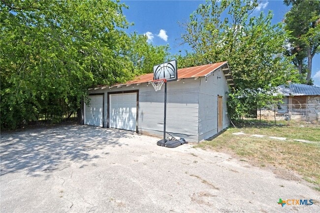 365 E Faust St in New Braunfels, TX - Building Photo - Building Photo
