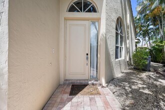 4677 Carlton Golf Dr in Wellington, FL - Foto de edificio - Building Photo