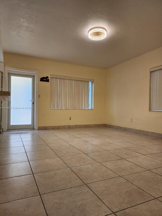 1582 NE 172nd St in North Miami Beach, FL - Building Photo - Building Photo