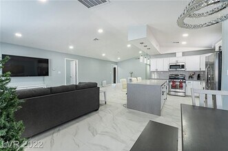 6420 W Alomar Ave in Las Vegas, NV - Building Photo - Building Photo