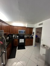 327 Lakeview Dr in Weston, FL - Building Photo - Building Photo