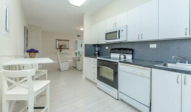 5601 Collins Ave, Unit 420 in Miami Beach, FL - Building Photo - Building Photo