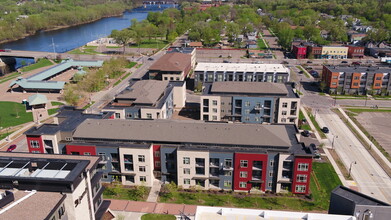 Riverfront Terrace in Eau Claire, WI - Foto de edificio - Building Photo