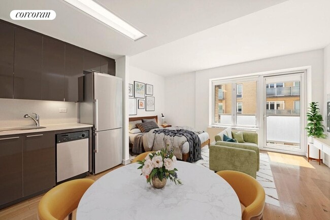 41-18 Crescent St in Queens, NY - Foto de edificio - Building Photo