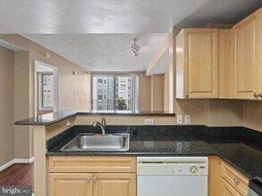 2726 Gallows Rd in Vienna, VA - Building Photo - Building Photo