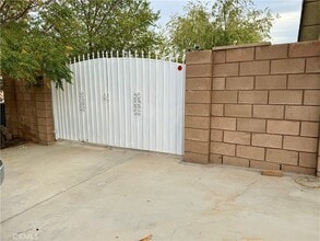 18693 Albany St in Hesperia, CA - Building Photo - Building Photo