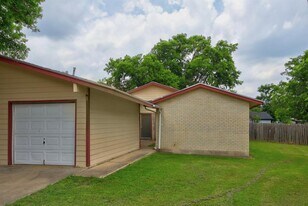 410 Vista W Ct in Bastrop, TX - Building Photo