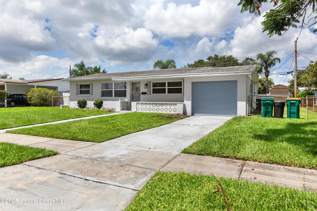 572 Westminster Ave in Melbourne, FL - Building Photo