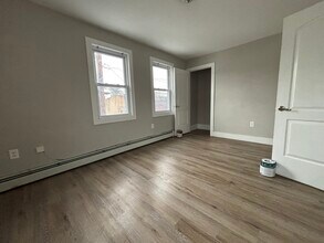 355 River Dr, Unit 2 in Garfield, NJ - Foto de edificio - Building Photo