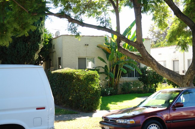 906 E Garfield Ave in Glendale, CA - Foto de edificio - Building Photo
