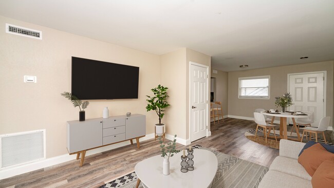 Palm Cove Apartments in Daytona Beach, FL - Foto de edificio - Building Photo