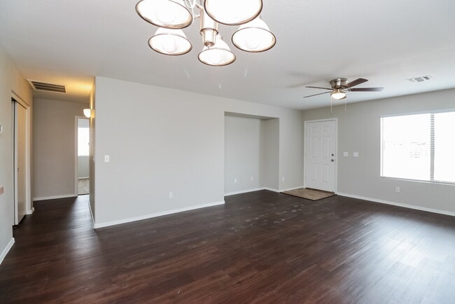 15843 W Woodlands Ave in Goodyear, AZ - Foto de edificio - Building Photo