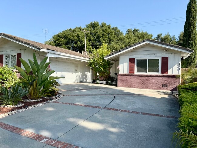 563 Hubbard Ave in Santa Clara, CA - Foto de edificio - Building Photo