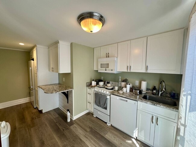 27 Center St in Clinton, NJ - Building Photo - Building Photo