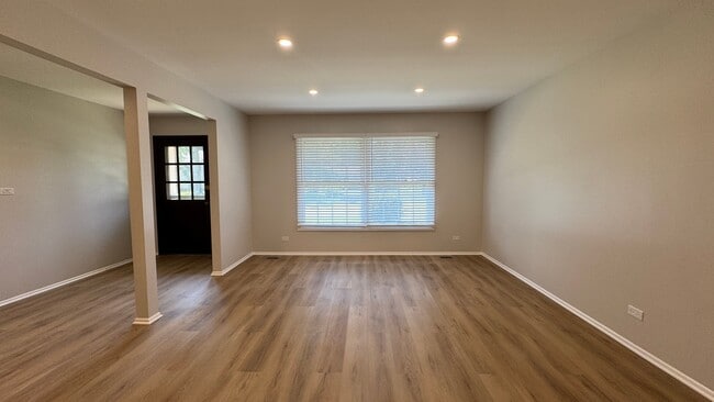 1060 Browning Ln in Lake Zurich, IL - Building Photo - Building Photo