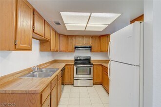 2921 Country Manor Ln in Las Vegas, NV - Building Photo - Building Photo